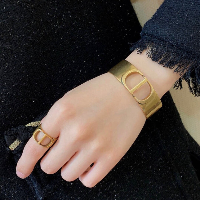 30 MONTAIGNE ANTIQUE GOLD RING