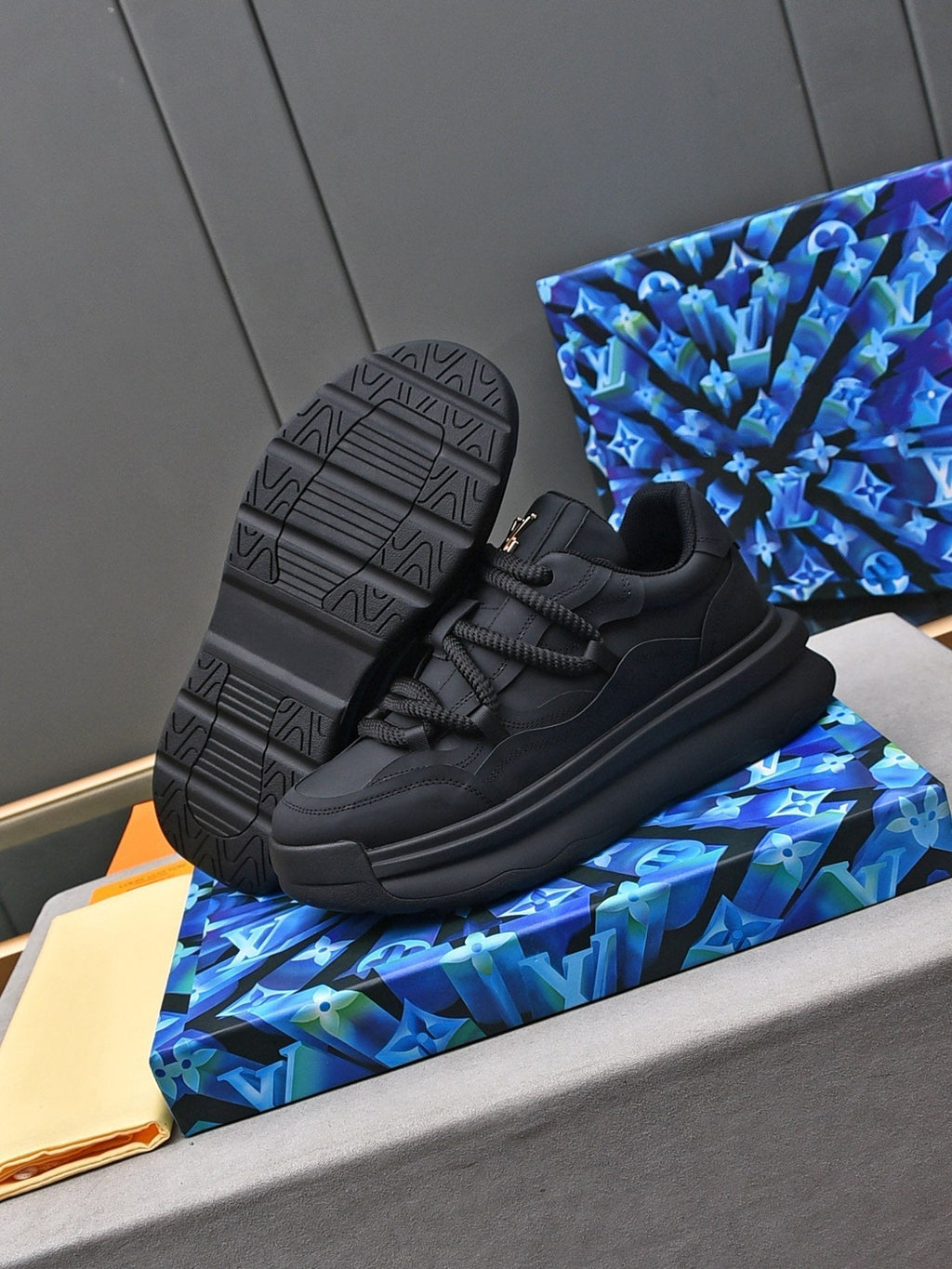 LV SNEAKERS BLACK LACE-UP