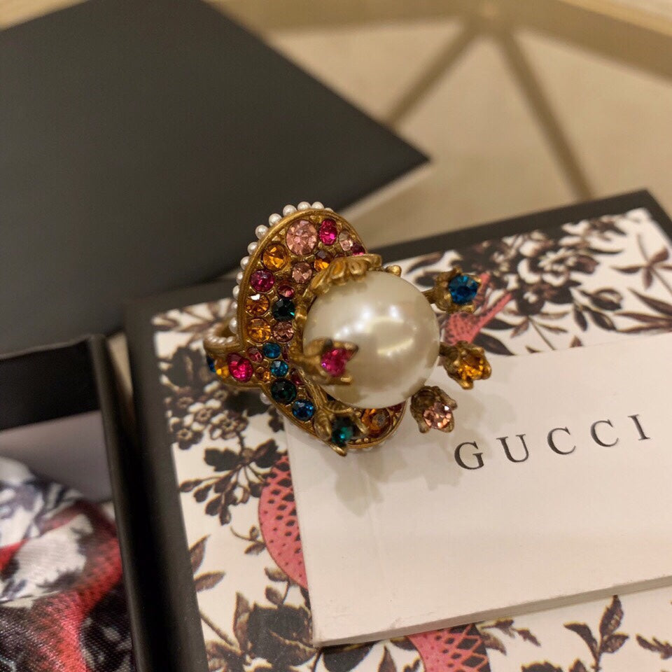 GUCCI 26S PEARL BEE MULTICOLOR CRYSTAL STATEMENT RING IN AGED GOLD TONE METAL 624287