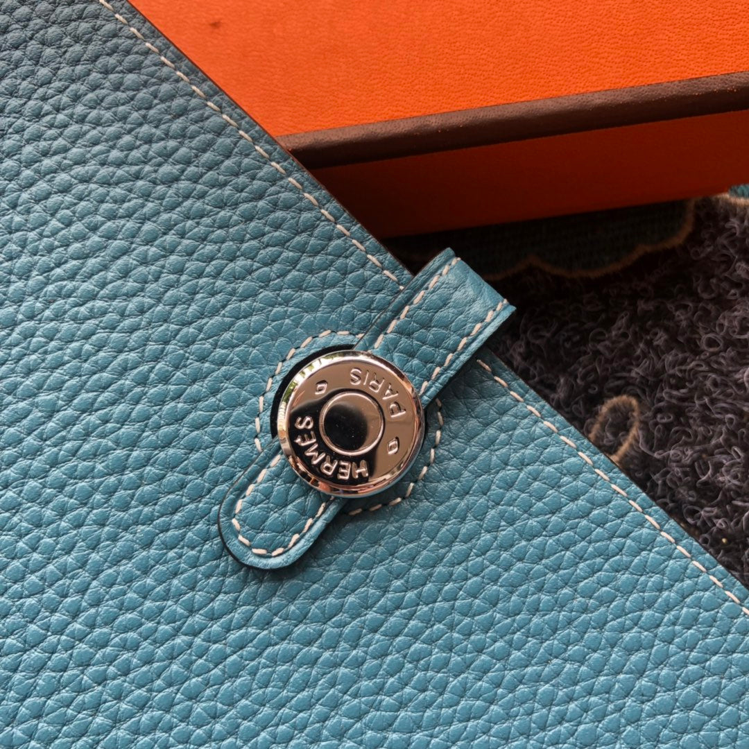 TOGO PASSPORT HOLDER 20 IN CERULEAN BLUE CALFSKIN