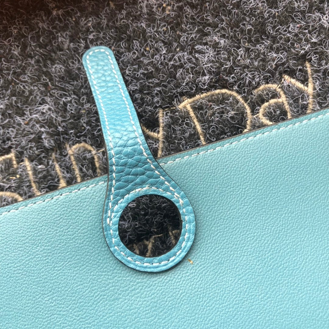 TOGO PASSPORT HOLDER 20 IN CERULEAN BLUE CALFSKIN