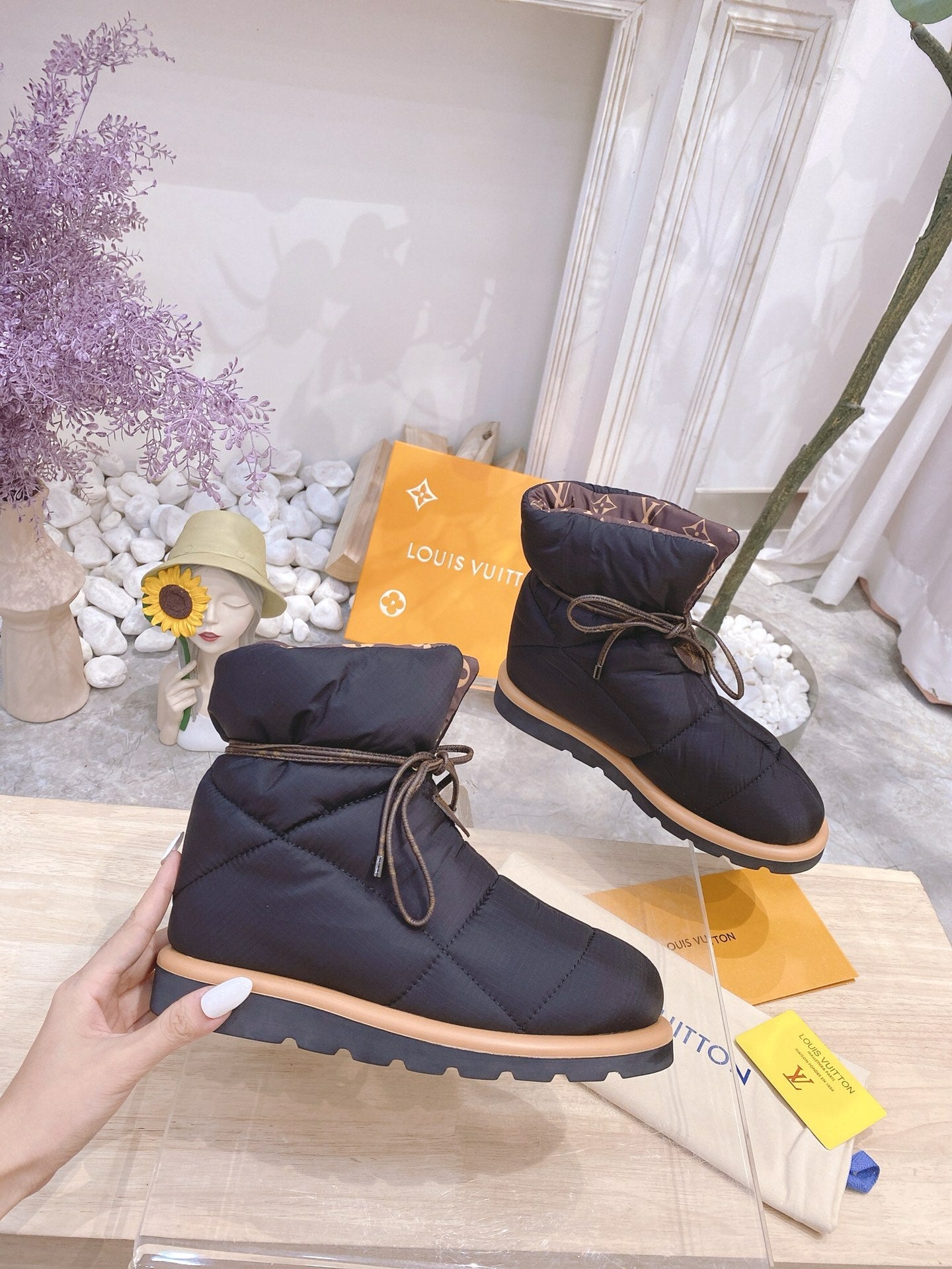 PILLOW COMFORT ANKLE BOOTS IN BLACK NYLON