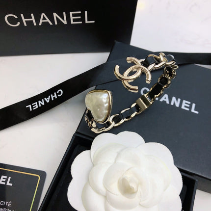 CHANEL 26S DOUBLE C LOGO BAROQUE PEARL LEATHER CHAIN BRACELET IN GOLD METAL 630841