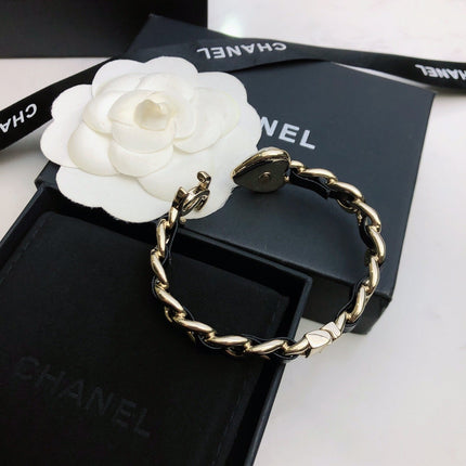 CHANEL 26S DOUBLE C LOGO BAROQUE PEARL LEATHER CHAIN BRACELET IN GOLD METAL 630841