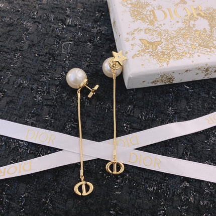 CD 26S PEARL STAR CHAIN DROP EARRINGS IN GOLD TONE METAL 645638