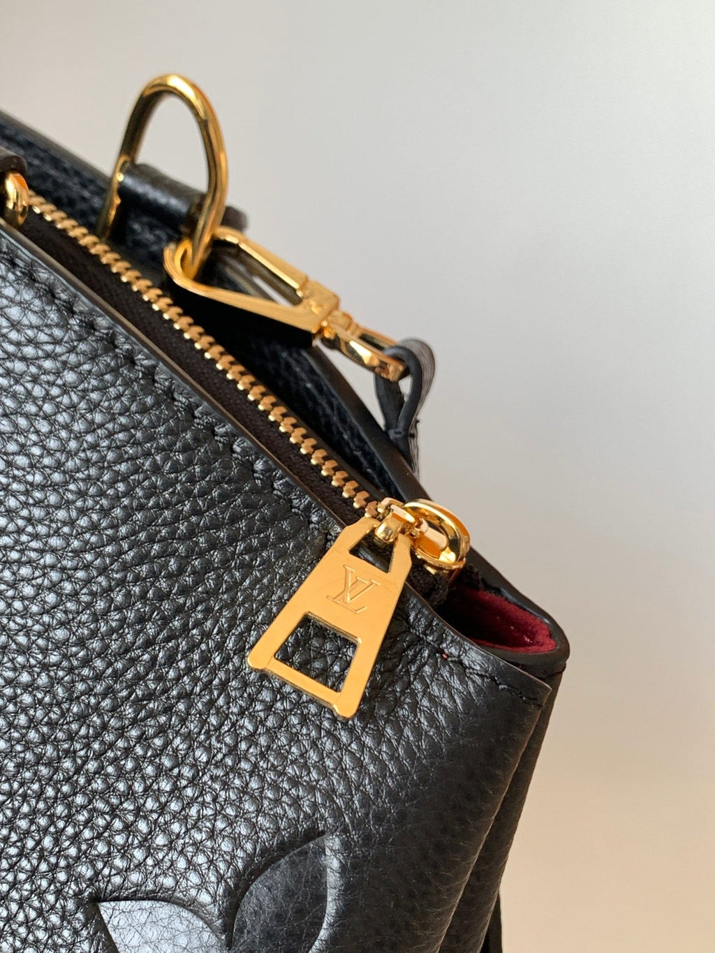 PETIT PALAIS PM LARGE SHOULDER BAG 34 IN BLACK EMBOSSED COWHIDE GOLD-TONE HARDWARE