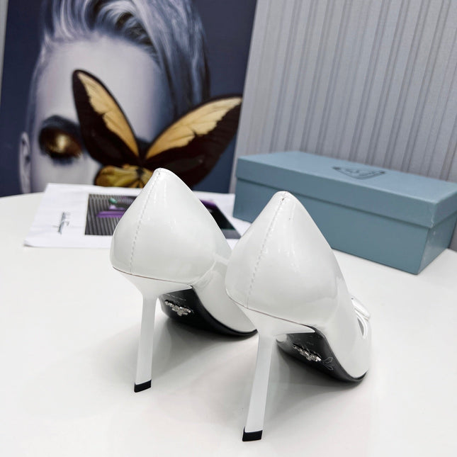 PRADA 26S POINTED TOE PUMPS STILETTO HEEL 95MM IN WHITE PATENT CALFSKIN LOGO