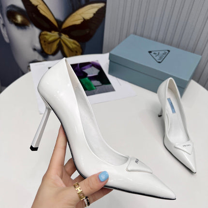 PRADA 26S POINTED TOE PUMPS STILETTO HEEL 95MM IN WHITE PATENT CALFSKIN LOGO