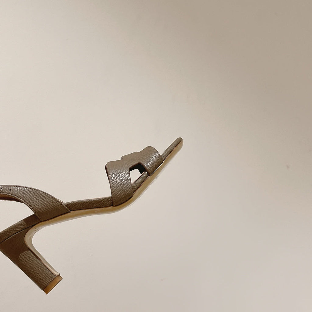 HOLY 75 SANDAL IN MEDIUM BROWN GRAINED CALFSKIN