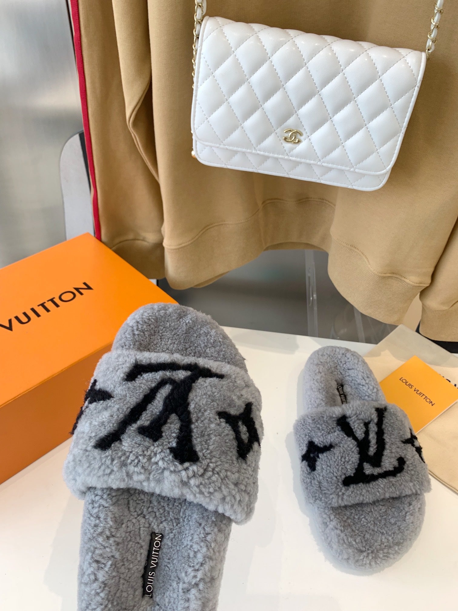 LV WOMEN'S PASEO FLAT SLIPPER IN GREY FLEECE WITH BLACK LOGO