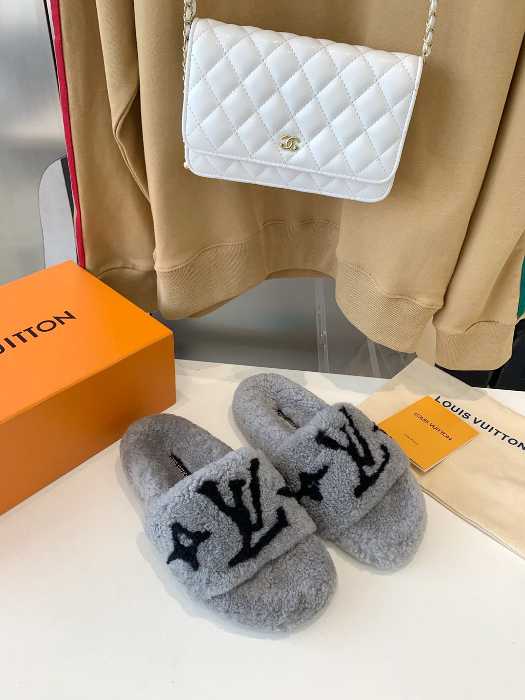 LV WOMEN'S PASEO FLAT SLIPPER IN GREY FLEECE WITH BLACK LOGO