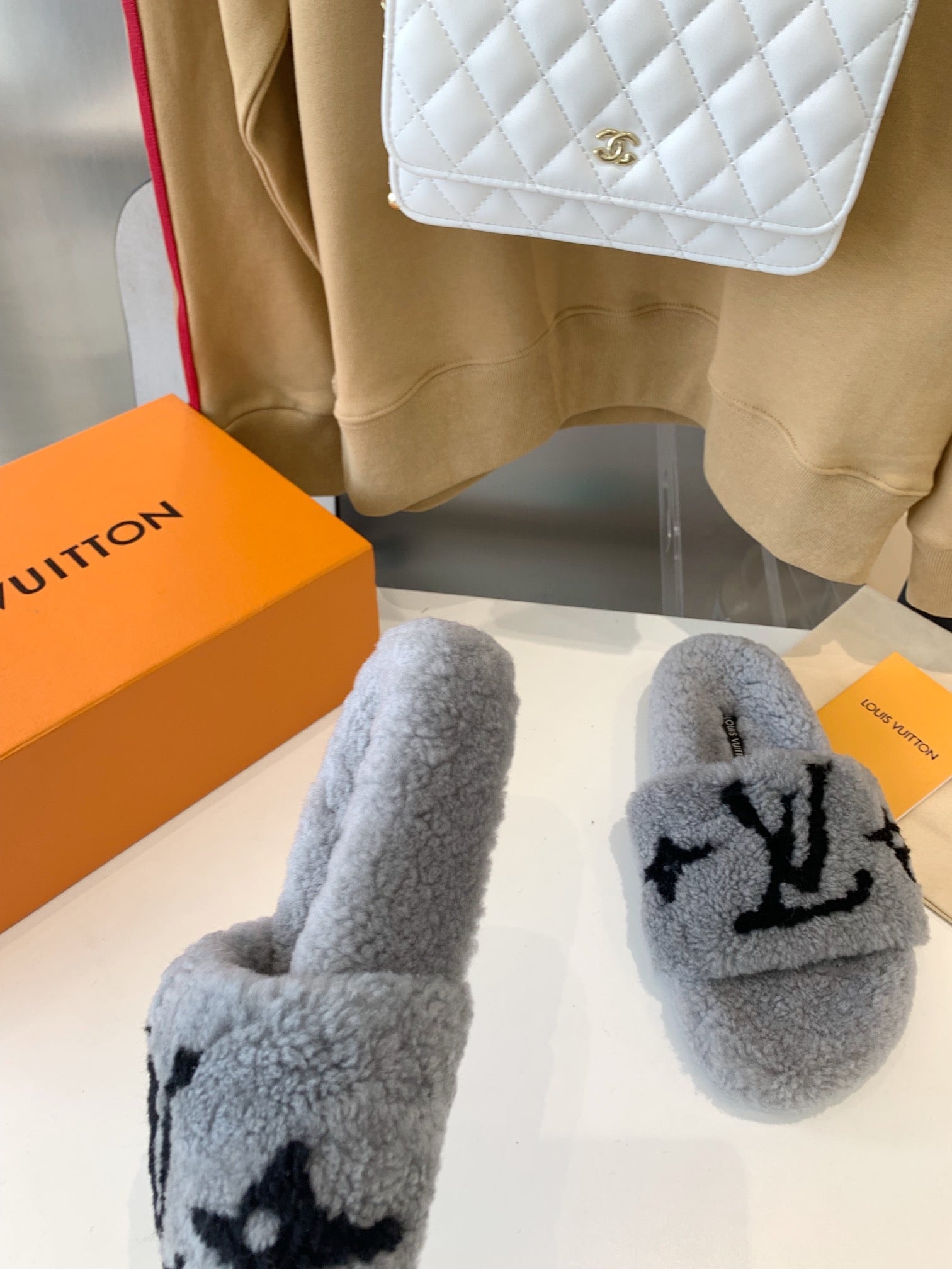 LV WOMEN'S PASEO FLAT SLIPPER IN GREY FLEECE WITH BLACK LOGO