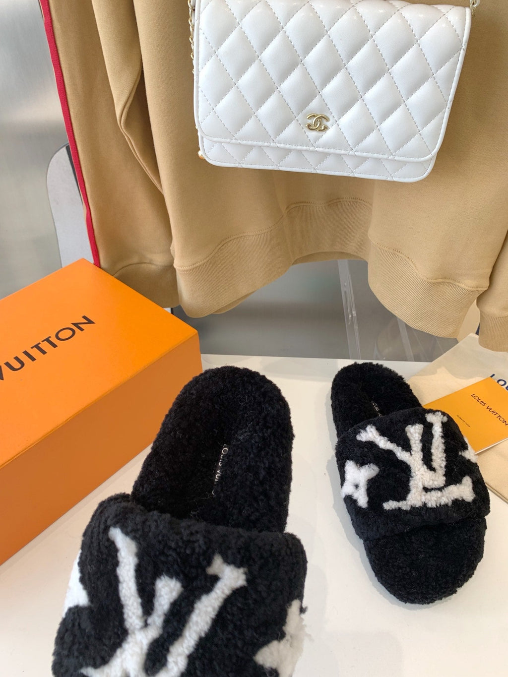 LV WOMEN'S PASEO FLAT SLIPPER IN BLACK FLEECE WITH WHITE LOGO