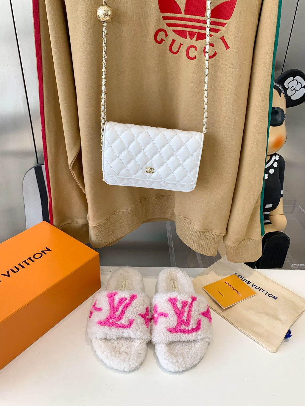 LV WOMEN'S PASEO FLAT SLIPPER IN WHITE FLEECE WITH BRIGHT PINK LOGO