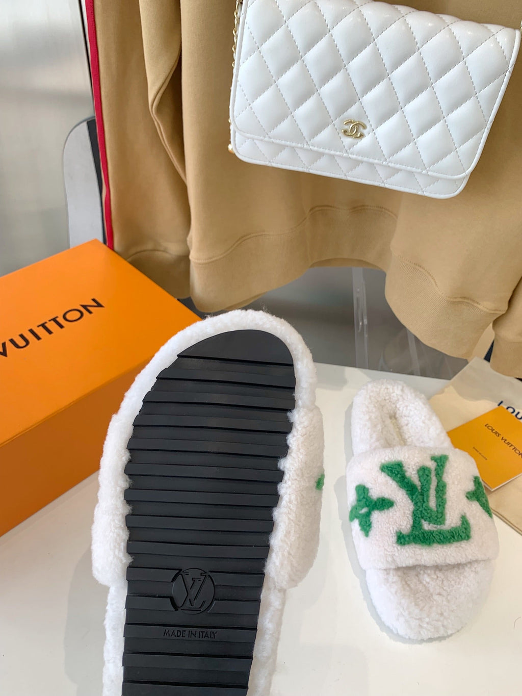 LV WOMEN'S PASEO FLAT SLIPPER IN WHITE FLEECE WITH GREEN LOGO