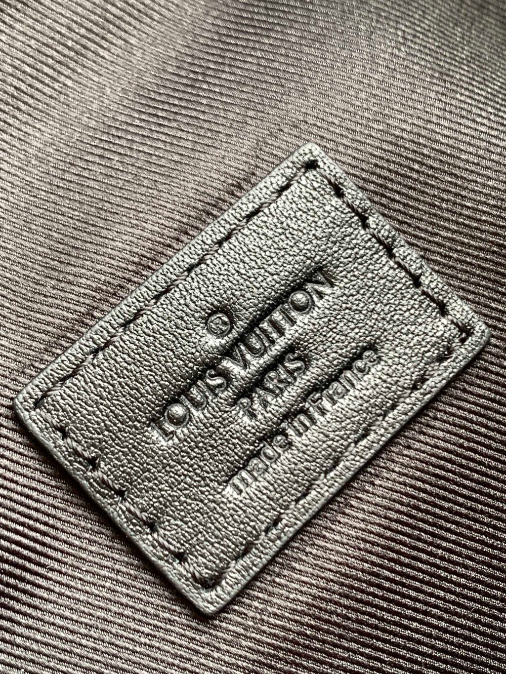 LV 25S DISCOVERY BUMBAG 44 IN BLACK MONOGRAM ECLIPSE CALFSKIN