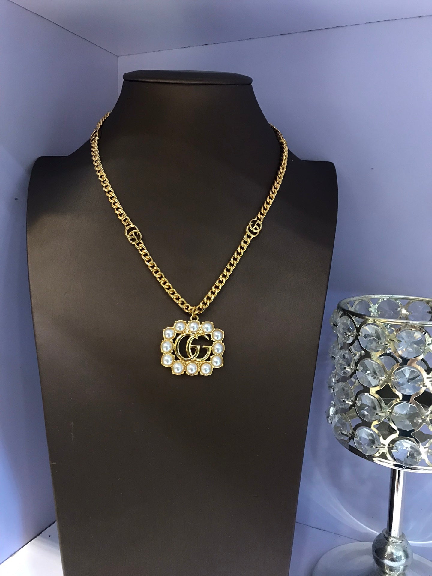 GUCCI 26S INTERLOCKING G PEARL FRAME PENDANT NECKLACE IN GOLD TONE METAL 625672