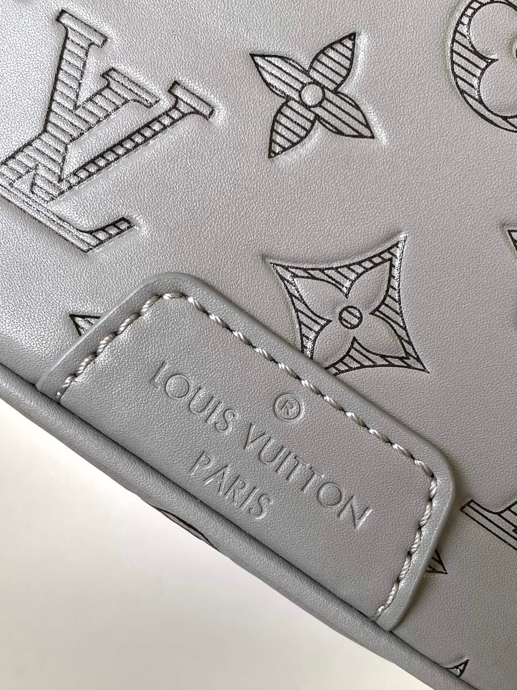 LV 25S DISCOVERY BUMBAG 44 IN TAUPE GRAY EMBOSSED MONOGRAM ECLIPSE CALFSKIN