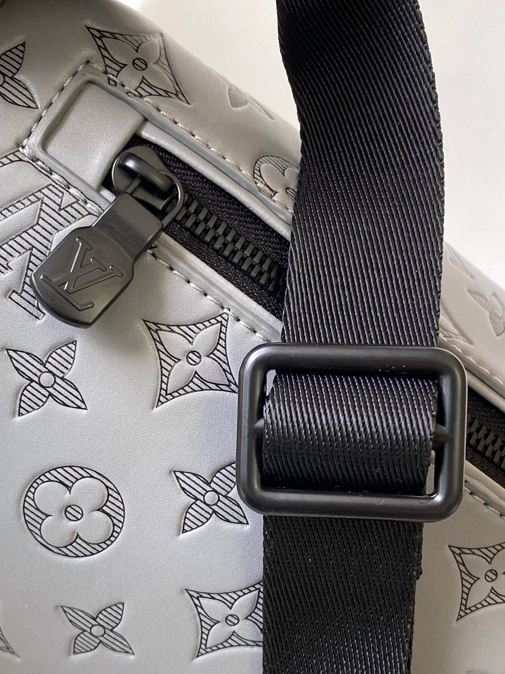 LV 25S DISCOVERY BUMBAG 44 IN TAUPE GRAY EMBOSSED MONOGRAM ECLIPSE CALFSKIN