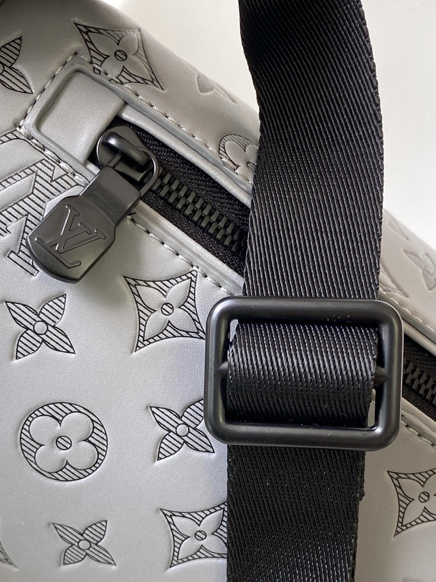 LV 25S DISCOVERY BUMBAG 44 IN TAUPE GRAY EMBOSSED MONOGRAM ECLIPSE CALFSKIN