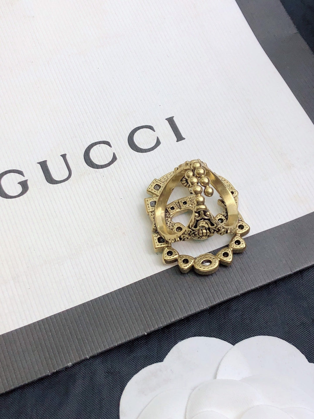 GUCCI 26S GG MULTICOLOR GEM EMBELLISHED BROOCH IN AGED GOLD TONE METAL 624288