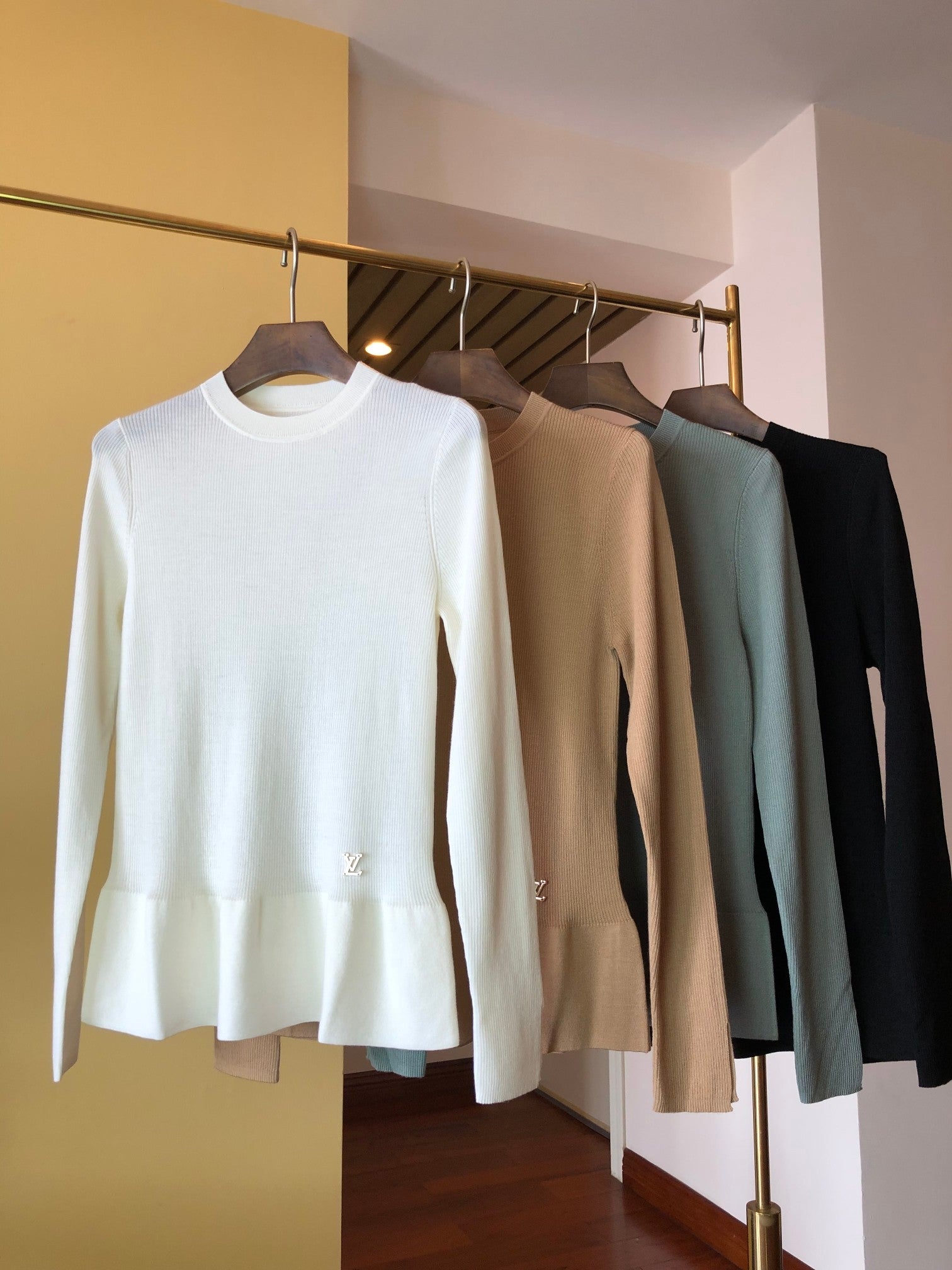 LV 25S CREW NECK RUFFLE PULLOVER 0084