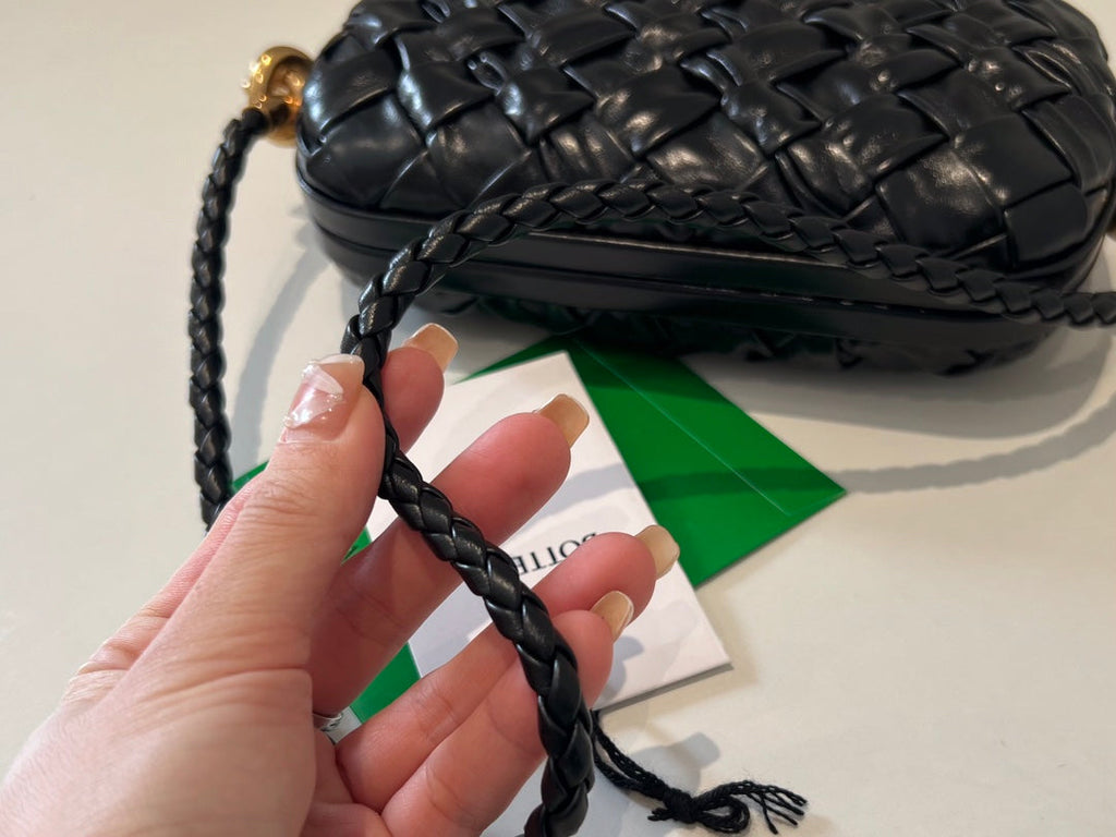 KNOT 20 IN BLACK LAMBSKIN WITH CHAIN
