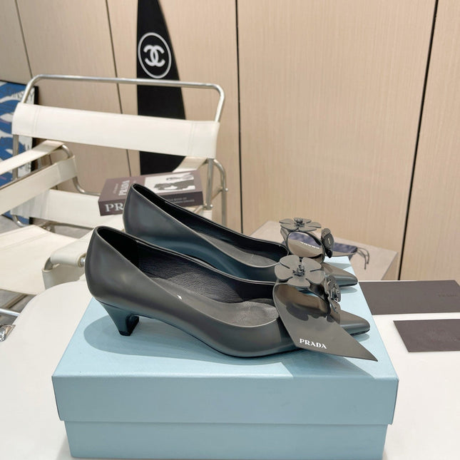PUMPS KITTEN HEEL IN GRAY SHINY CALFSKIN ATTACHED FLOWERS