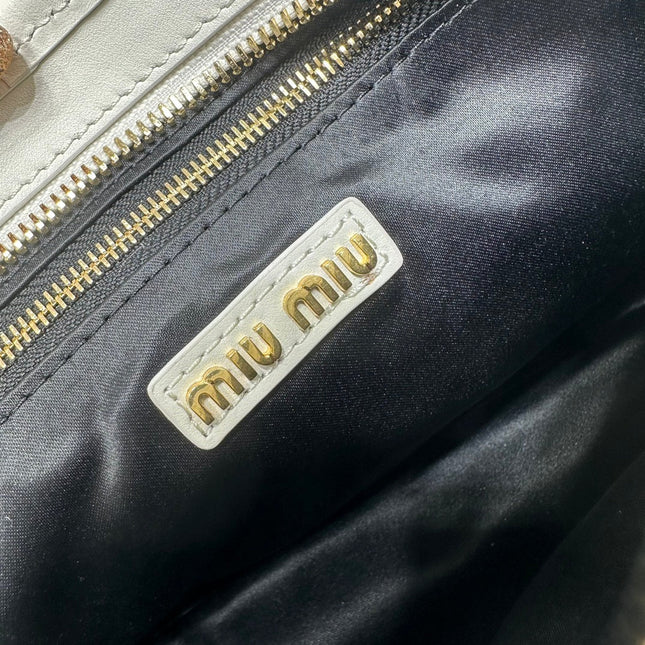 SHOULDER BAG 33 IN WHITE CALFSKIN GOLD HARDWARE