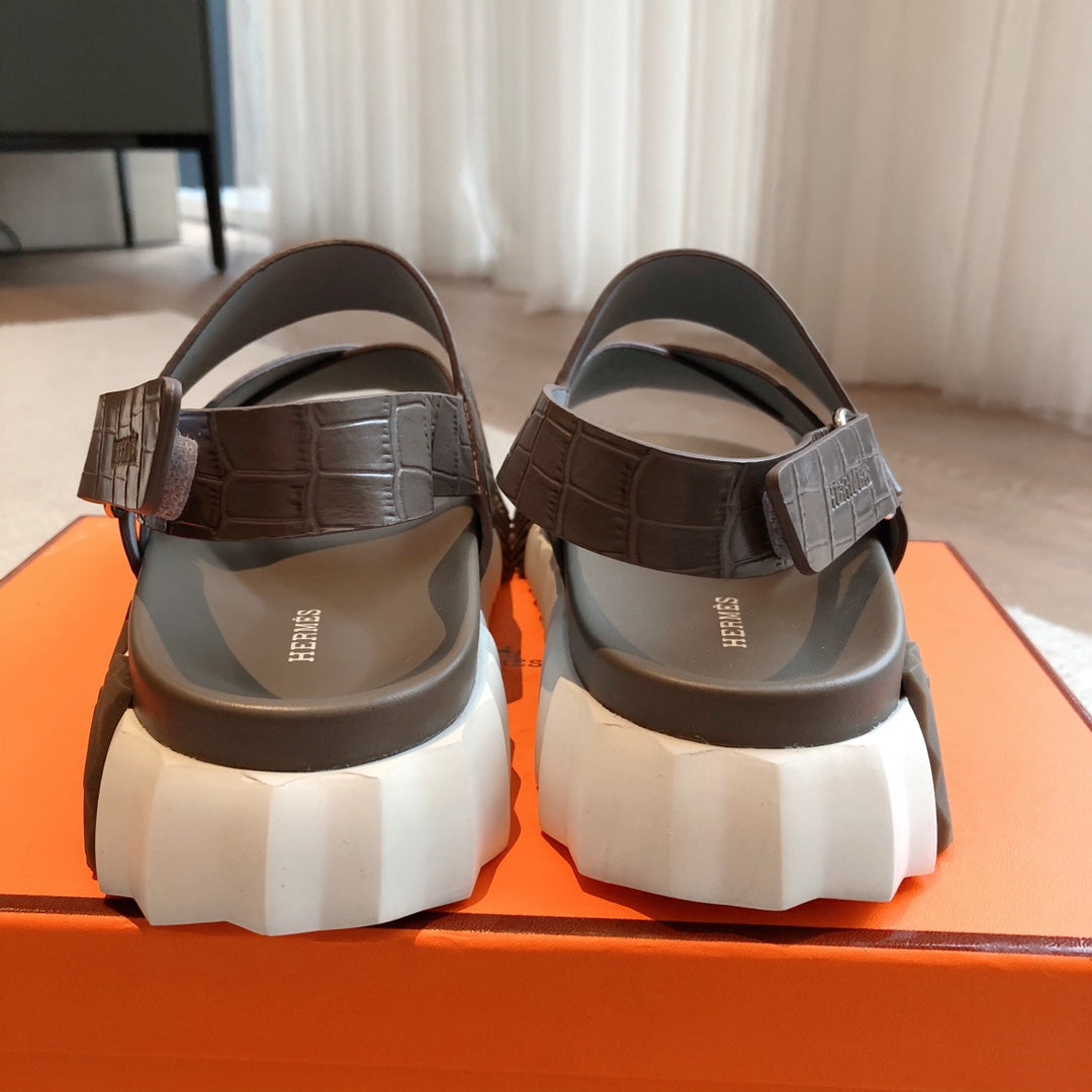 HM ELECTRIC CROCODILE MOTIF SANDAL CEDAR CALFSKIN