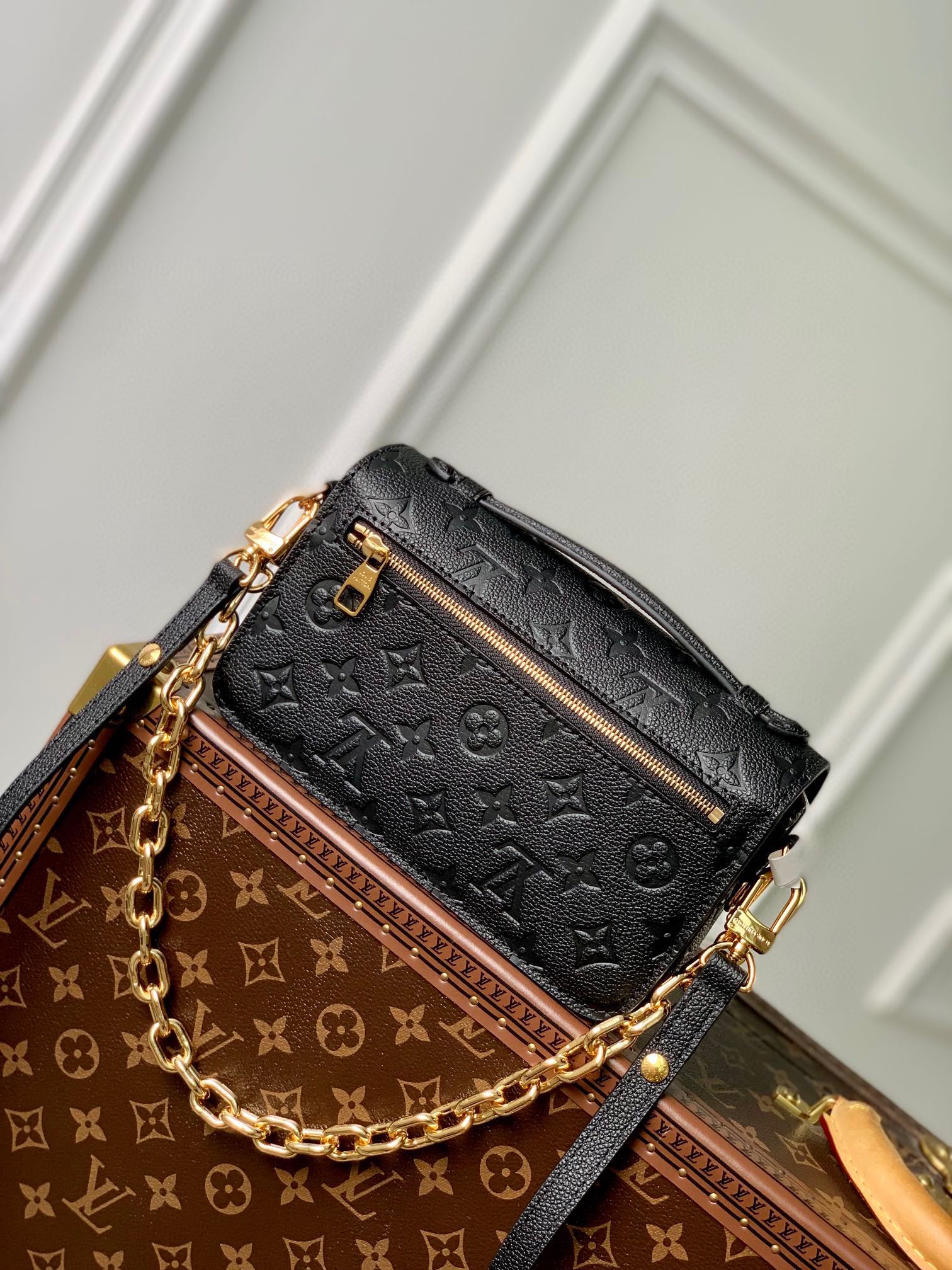POCHETTE MÉTIS EAST WEST 21 IN GUN METAL EMBOSSED CALFSKIN GOLD HARDWARE