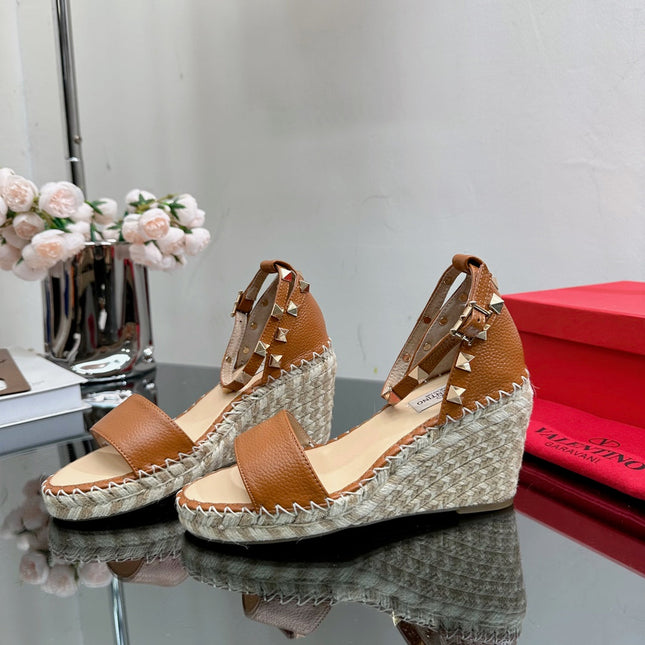 ROCKSTUD WEDGE 85 MM IN BRONZE BROWN CALFSKIN
