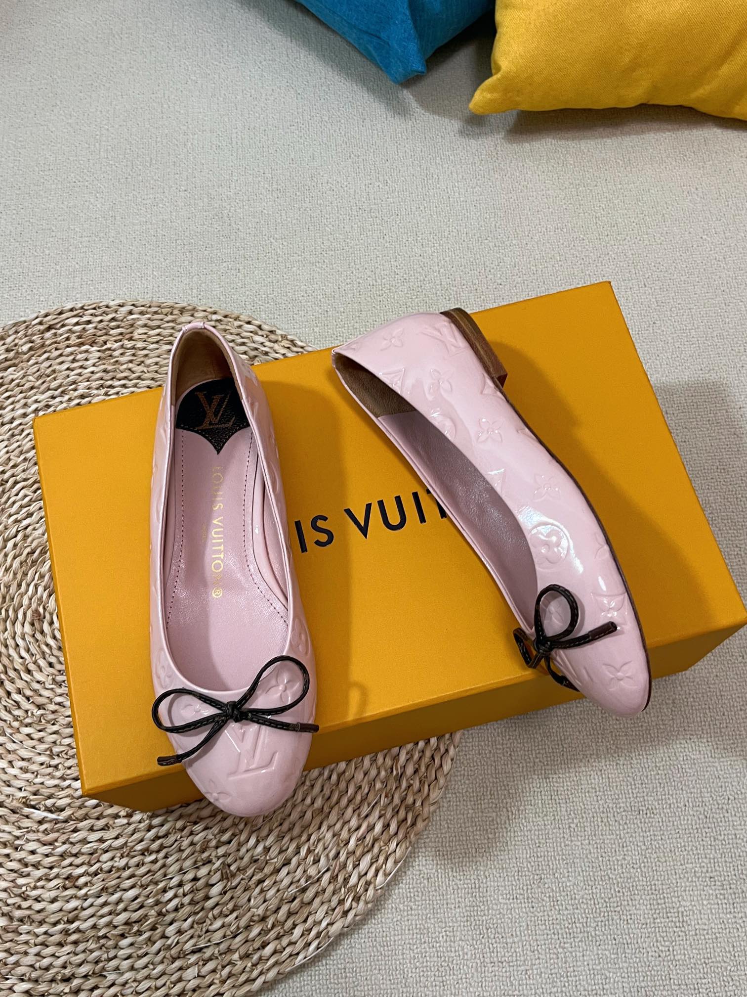 LV 26S BALLET FLATS IN LIGHT PINK PATENT CALFSKIN WITH BOW