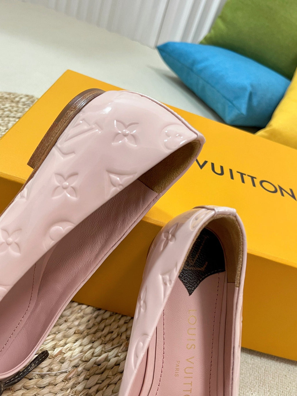 LV 26S BALLET FLATS IN LIGHT PINK PATENT CALFSKIN WITH BOW