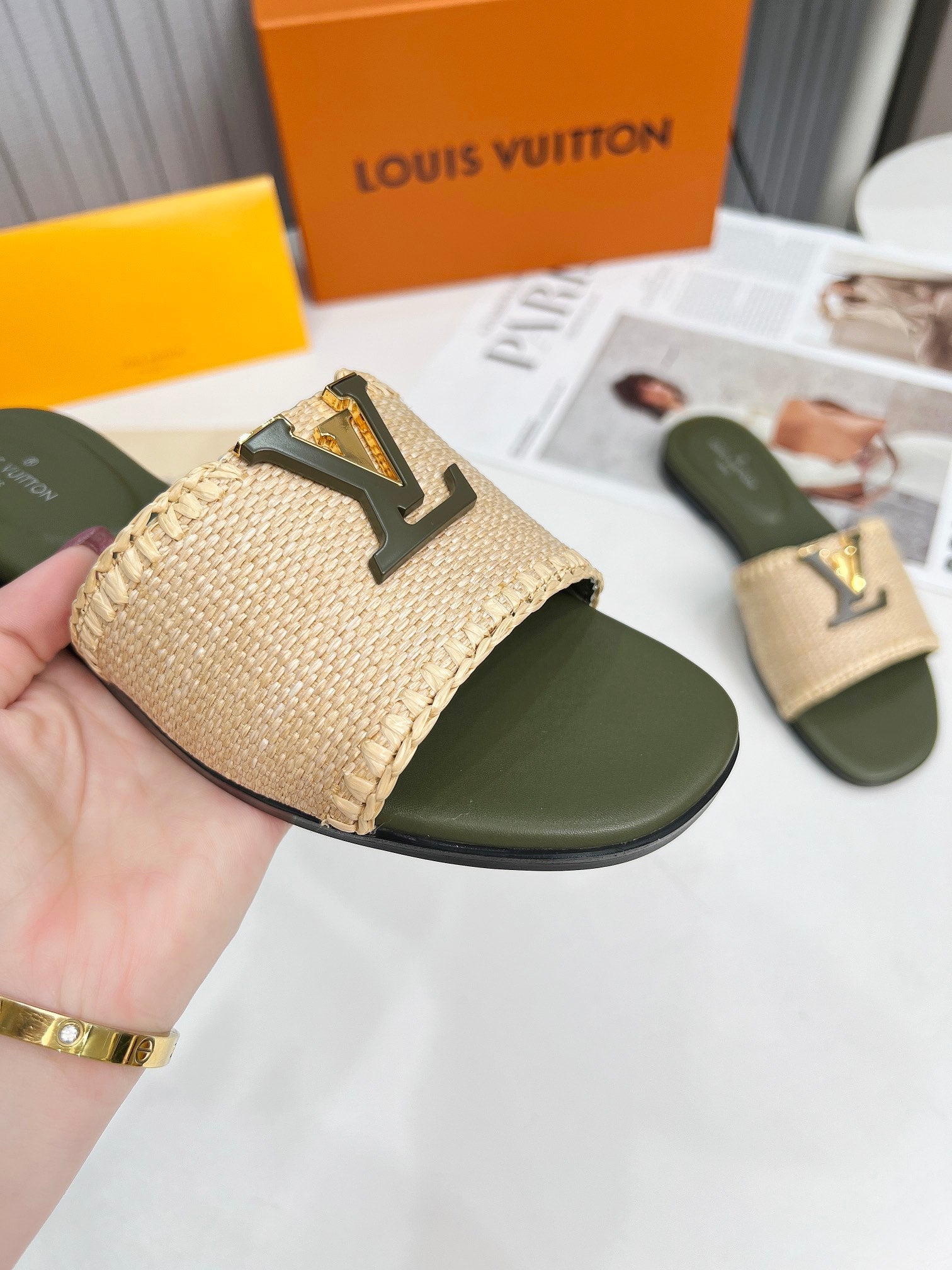 LV 26S FLAT SLIDES IN MOSS GREEN CALFSKIN AND BEIGE RAFFIA