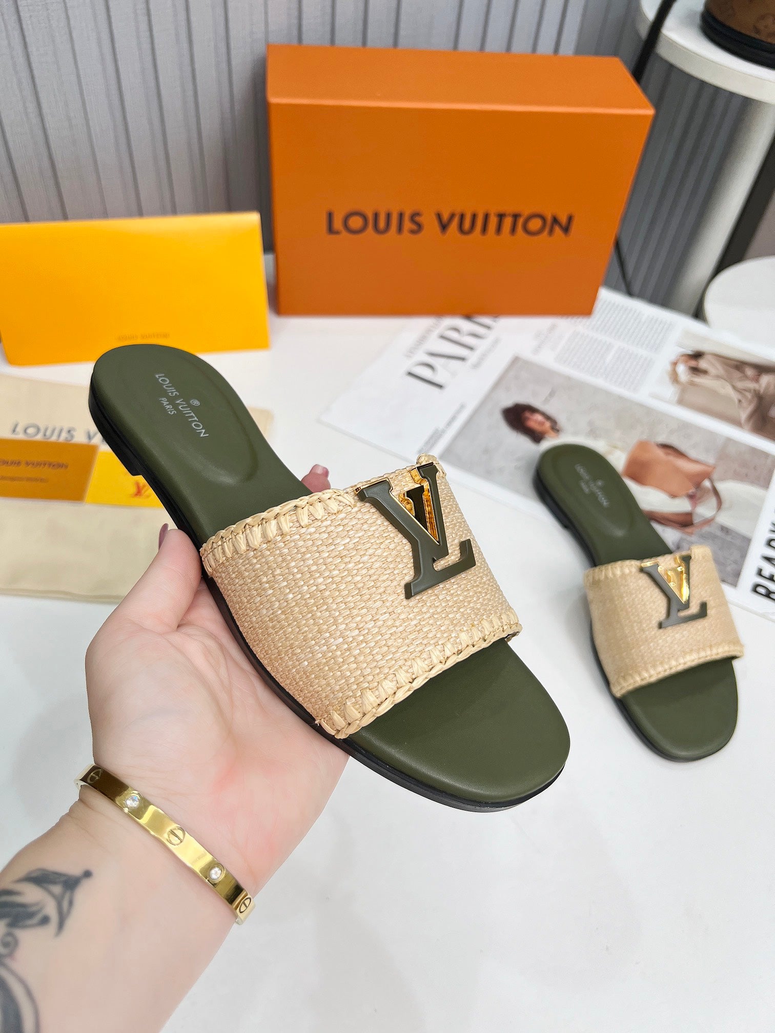LV 26S FLAT SLIDES IN MOSS GREEN CALFSKIN AND BEIGE RAFFIA