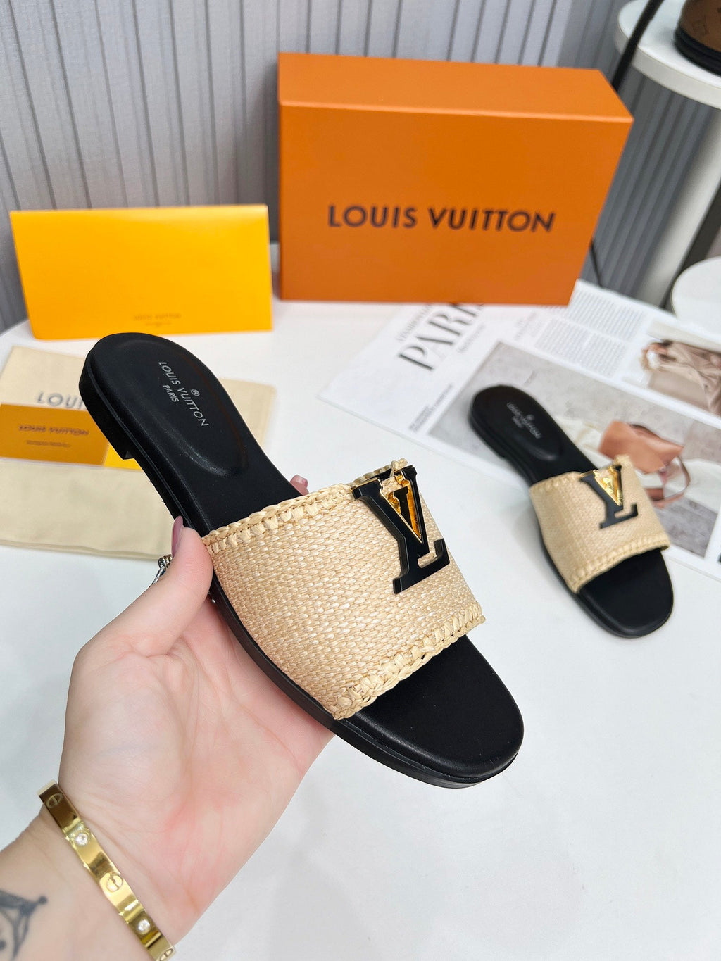 LV 26S FLAT SLIDES IN BLACK CALFSKIN AND BEIGE RAFFIA