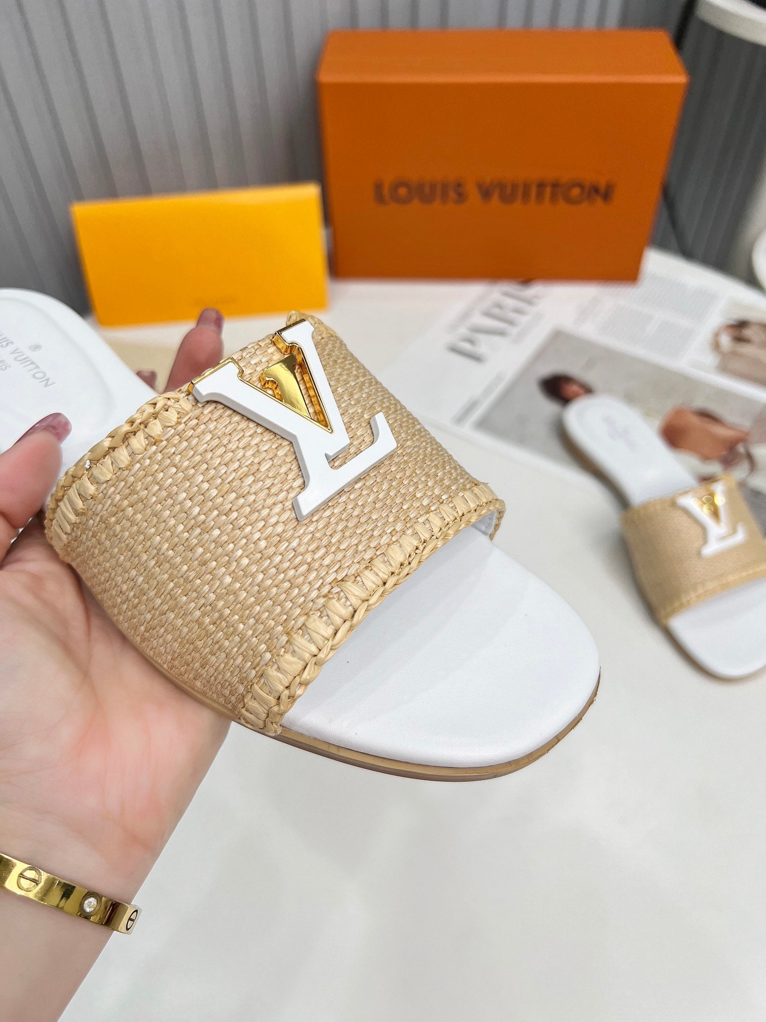 LV 26S FLAT SLIDES IN WHITE CALFSKIN AND BEIGE RAFFIA
