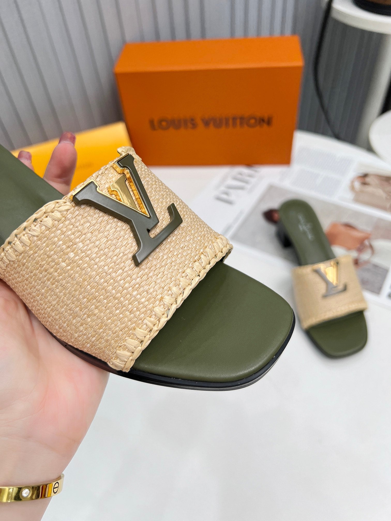 LV 26S CAPRI HIGH-HEELED MULES IN MOSS GREEN CALFSKIN AND BEIGE RAFFIA