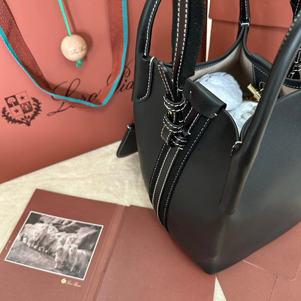 SMALL 21 BALE BAG IN BLACK GRAINED CALFSKIN WITH GOLD HARDWARE