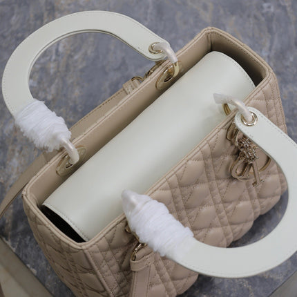 MEDIUM LADY BAG 24 IN POWDER BEIGE QUILTED MACROCANNAGE CALFSKIN METAL CHARM
