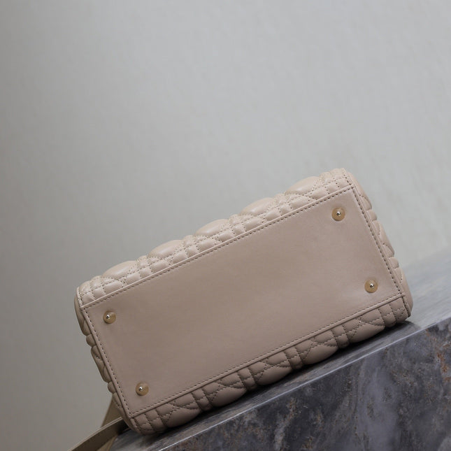 MEDIUM LADY BAG 24 IN POWDER BEIGE QUILTED MACROCANNAGE CALFSKIN METAL CHARM