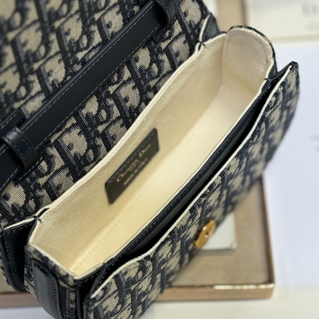SMALL 19 MONTAIGNE AVENUE TOP HANDLE BAG BLUE DIOR OBLIQUE JACQUARD AND BLACK SMOOTH CALFSKIN 221158