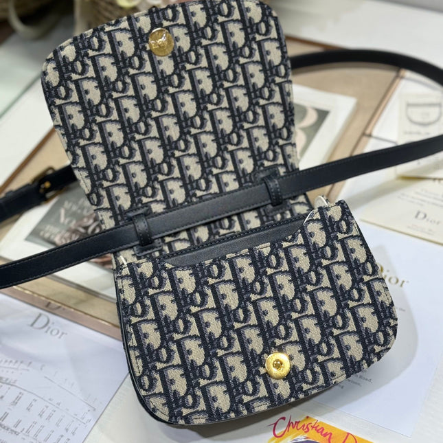 SMALL 19 MONTAIGNE AVENUE TOP HANDLE BAG BLUE DIOR OBLIQUE JACQUARD AND BLACK SMOOTH CALFSKIN