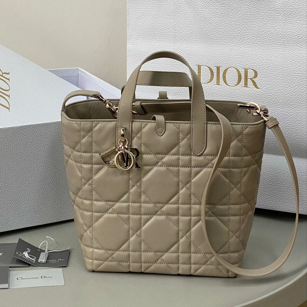MEDIUM TOUJOURS BUCKET BAG 22 IN BEIGE CANNAGE CALFSKIN