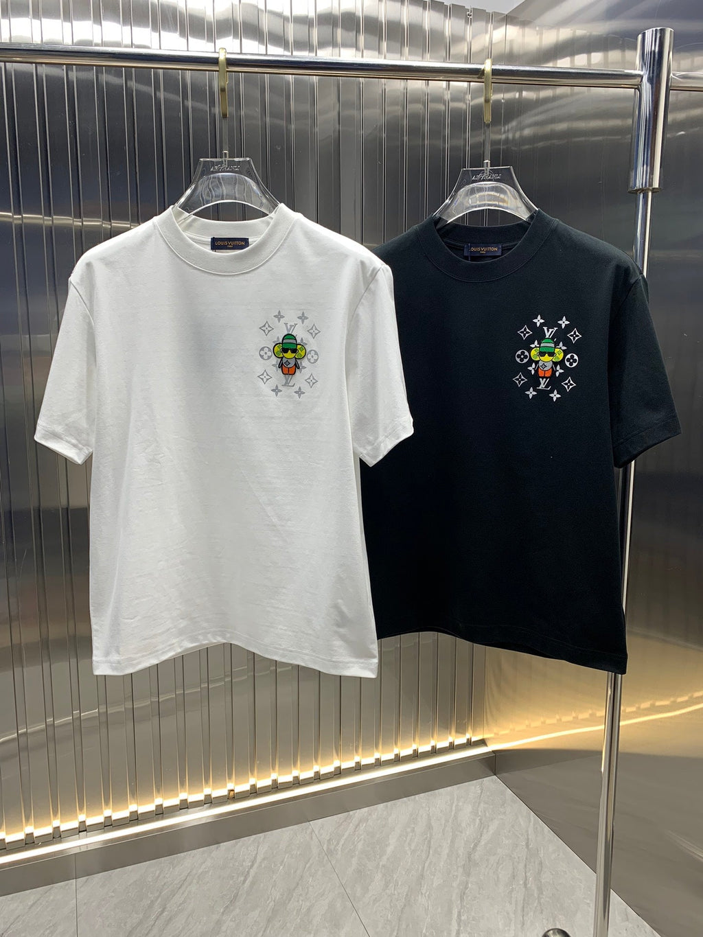 LV T-SHIRT IN BLACK COTTON 239496