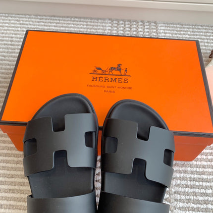 HM 26S CHYPRE SANDAL WITH BACK STRAP IN BLACK CALFSKIN