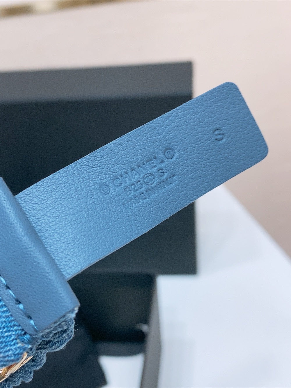 DOUBLE C ELASTIC BELT 30MM IN BLUE DENIM SQUARE GOLD BUCKLE BLACK LOGO