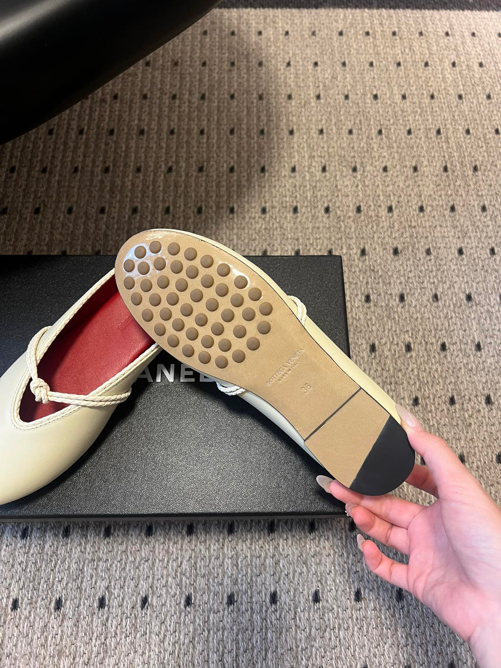 BOTTEGA VENETA 26S FLAT MULES IN CREAM WHITE LAMBSKIN