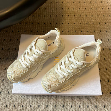 DIOR 26S VIBE SNEAKER 55MM IN GOLD DIOR OBLIQUE LUSENTI EMBROIDERED COTTON AND BEIGE SUEDE